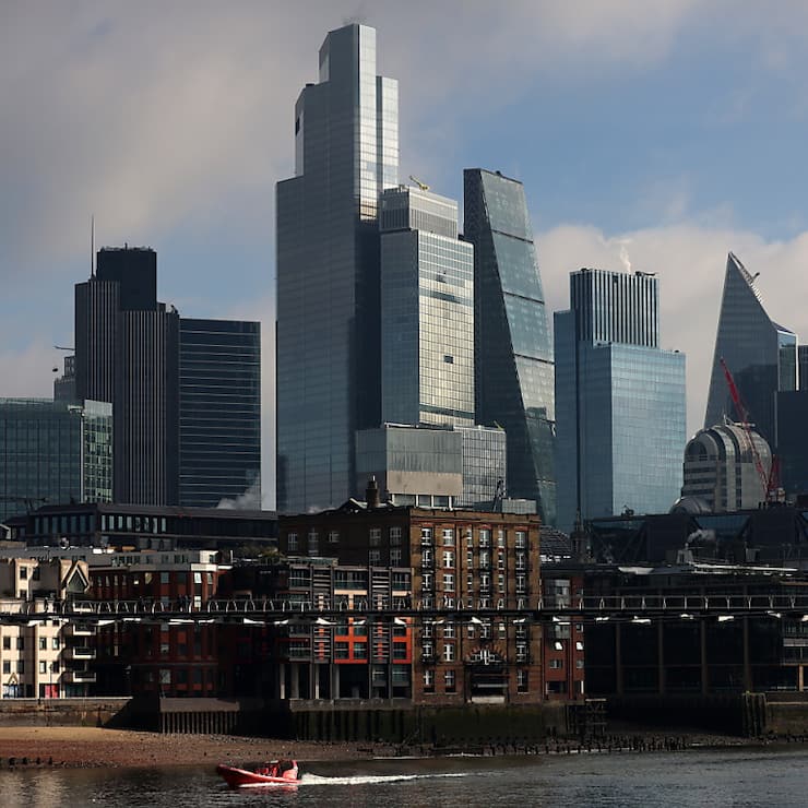 Le pays s'attend, dans les jours qui viennent, à des annonces de coupes drastiques dans les budgets, notamment de la protection sociale, pour équilibrer les comptes publics, au moment où le Royaume-Uni entend aussi en parallèle accroître ses dépenses militaires.