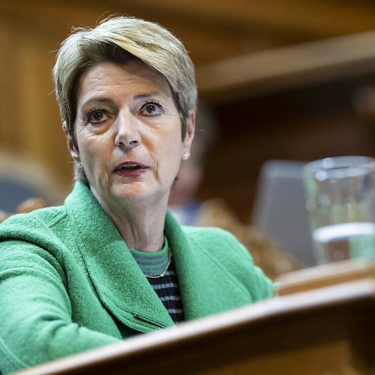 Le National a soutenu mardi un renforcement de la FINMA suite à l'affaire Credit Suisse. La présidente de la Confédération Karin Keller-Sutter est d'accord avec la mesure.