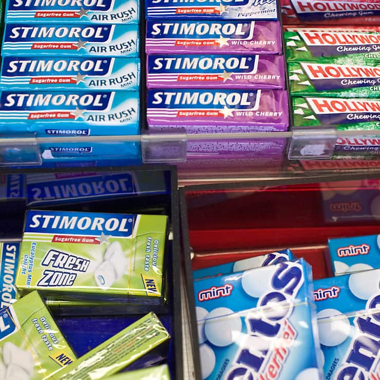 Une étude met en évidence comment de minuscules fractions de plastique, souvent invisibles, pénètrent dans le corps par les chewing-gums (image symbolique).