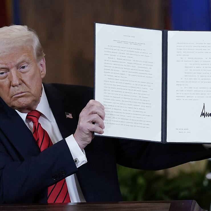 Dans l'attente de leur application effective, les droits de douane brandis par Donald Trump n'ont qu'un effet marginal sur les perspectives économiques helvétiques. (archive)