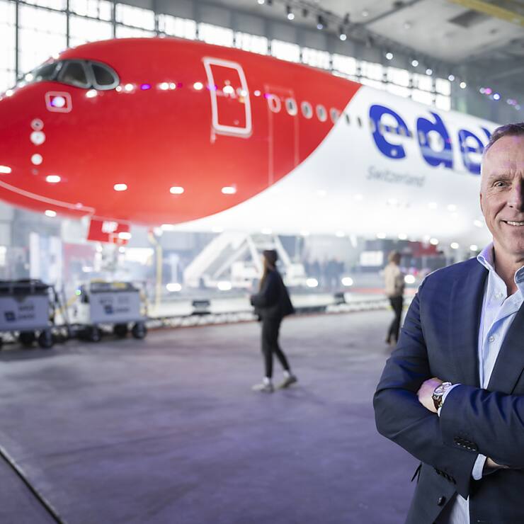 Le patron d'Edelweiss, Bernd Bauer, a pris la pose avec l'Airbus A350 de la compagnie (archives).
