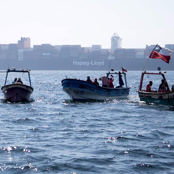 Des pêcheurs artisanaux dans leurs bateaux tentent de bloquer un cargo étranger à Valparaiso, au Chili.