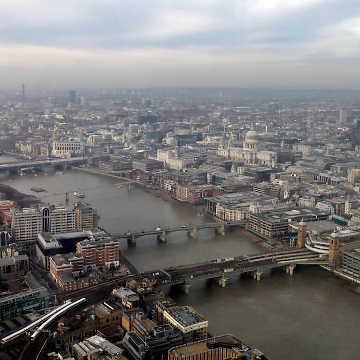 Le PIB a progressé de 1,1% l'an dernier, plus qu'une première estimation qui faisait état d'une croissance de 0,9%, a annoncé l'Office national des statistiques (ONS), qui publie vendredi des chiffres révisés.