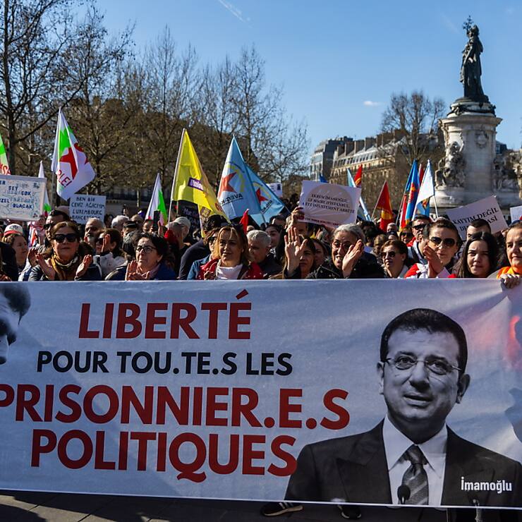 Les Turcs ont manifesté par centaines de milliers samedi en soutien au maire d'Istanbul Ekrem Imamoglu, incarcéré.