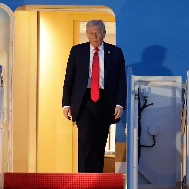 A bord de l'Air Force One, Donald Trump a assuré dimanche le président ukrainien Volodymyr Zelensky de "gros, gros problèmes" en cas de retrait de l'accord sur les minerais.