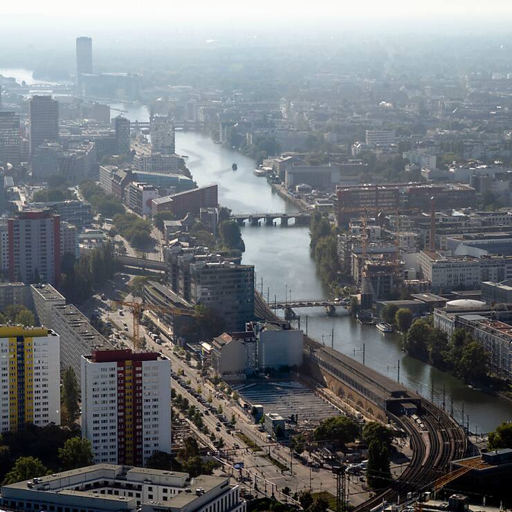 En mars, l'inflation sous-jacente, qui exclut les biens de consommation et de l'énergie, est aussi retombée à 2,5% sur un an, soit 0,2 point de moins qu'en février.