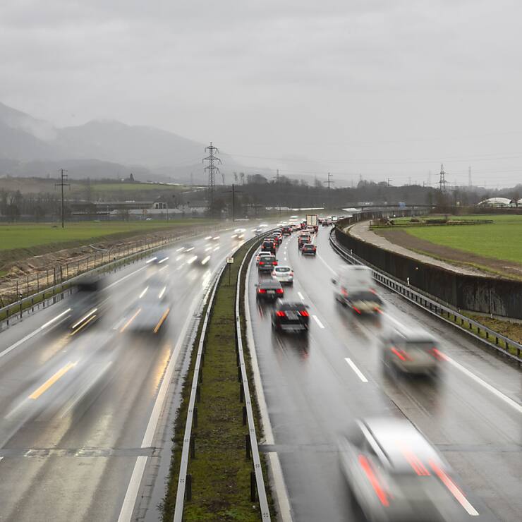 Des arbres fruitiers sur la bande herbeuse centrale des autoroutes suisse pour développer l'autocueillette et les moments de convivialité en cas de bouchon (archives).