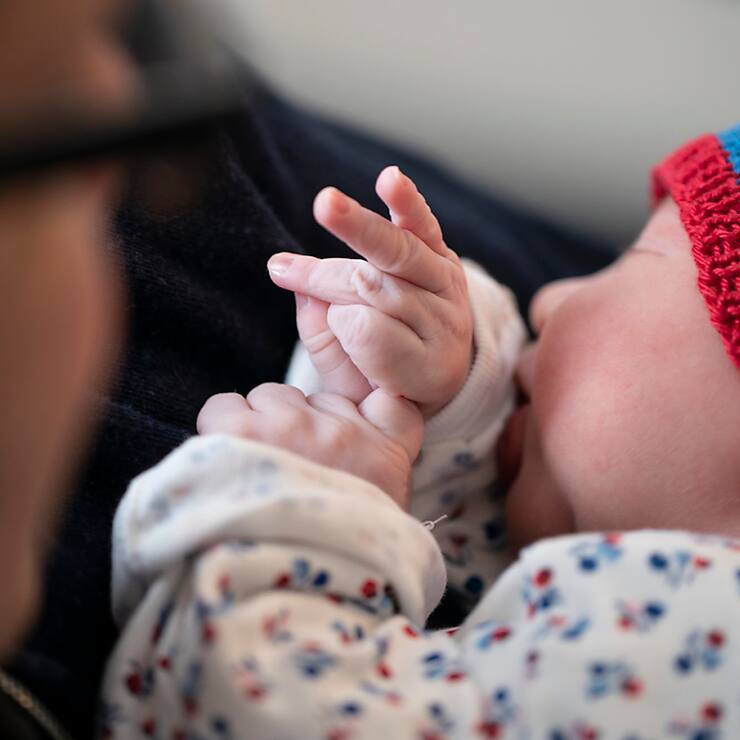 Une nouvelle initiative populaire demande un congé de 36 semaines au total pour les deux parents lors de la naissance d'un enfant (image d'illustration).