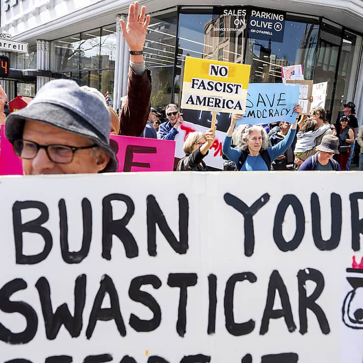 Le constructeur Tesla est pris à partie (vandalisme, appels au boycott, manifestations) aux Etats-Unis et dans d'autres pays depuis que son patron, le milliardaire Elon Musk, s'est rapproché du président Donald Trump.