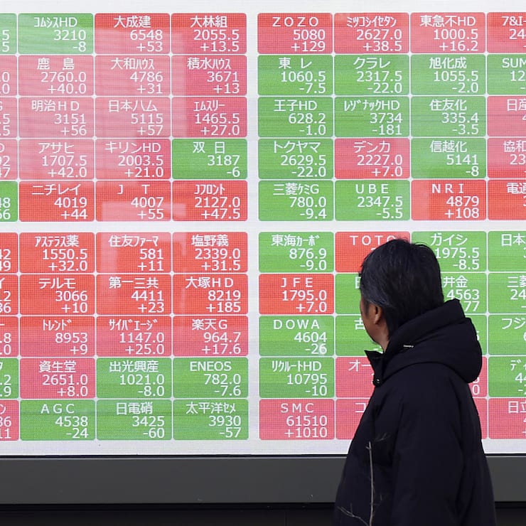 La Bourse de Tokyo a chuté de plus de 4% peu après l'ouverture, avant de modérer ses pertes. La Bourse de Séoul a lâché presque 3% dans les premiers échanges (archives).