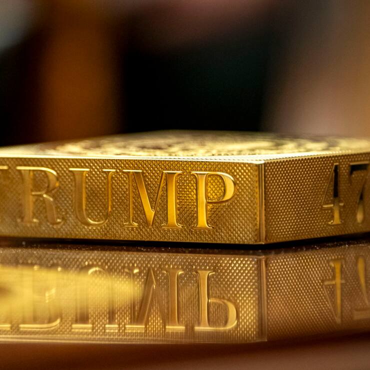 Dans la nuit de mercredi à jeudi, l'once de métal précieux a bondi à 3167,74 dollars, un nouveau record historique, après les nouvelles taxes douanières imposées par le président américain Donald Trump (archives).