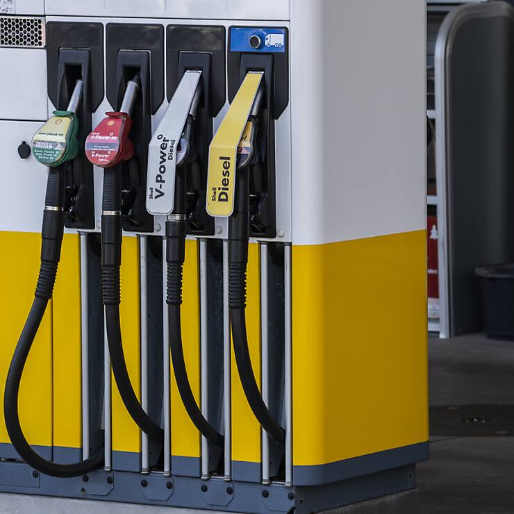 En mars, les prix des carburants, notamment, ont baissé en Suisse (archives).