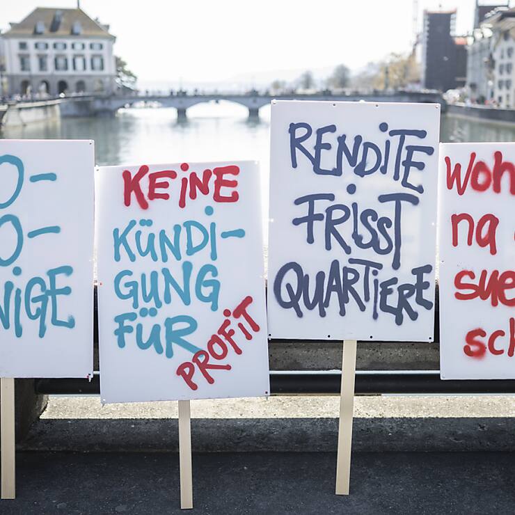 Des milliers de personnes ont manifesté samedi à Zurich en faveur de logements aux loyers abordables.