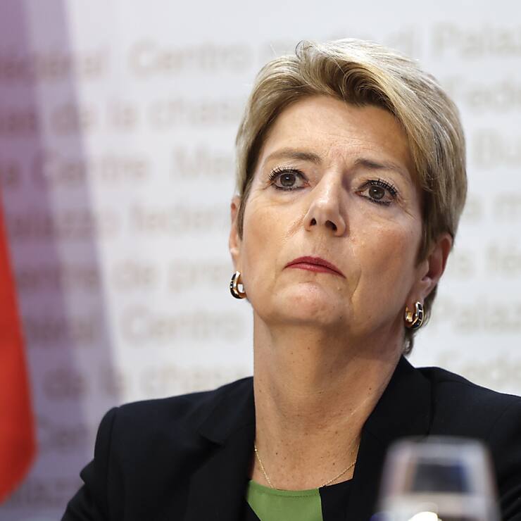 La présidente de la Confédération Karin Keller-Sutter va aborder les droits de douane imposés par les Etats-Unis avec ses homologues européens.