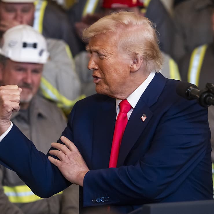 Entouré de mineurs, le président américain Donald Trump a promis de "mettre fin à l'orientation anti-charbon du précédent gouvernement".