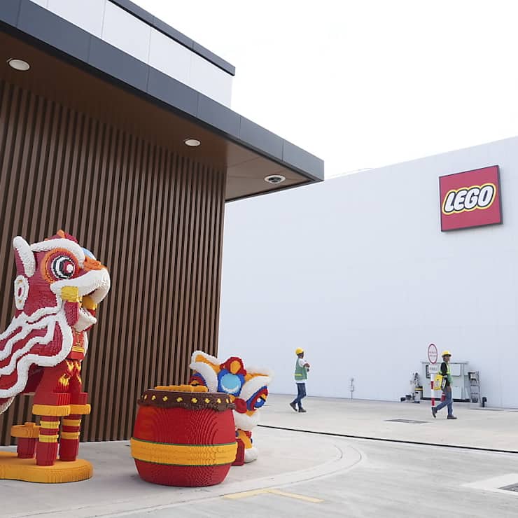 Lego a investi un milliard de dollars dans le projet situé dans la province de Binh Duong, dans le sud du Vietnam, et prévoit que l'usine fonctionnera à 100% avec des énergies renouvelables d'ici début 2026.