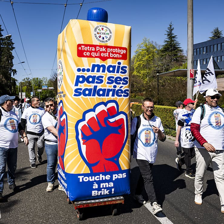Environ 150 employés de Tetra Pak ont manifesté vendredi devant le siège de Tetra Pak à Pully.