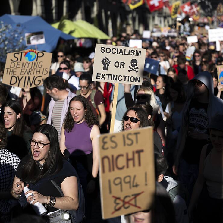 De nombreuses personnes ont défilé pour le climat dans les rues de Berne vendredi en fin de journée.