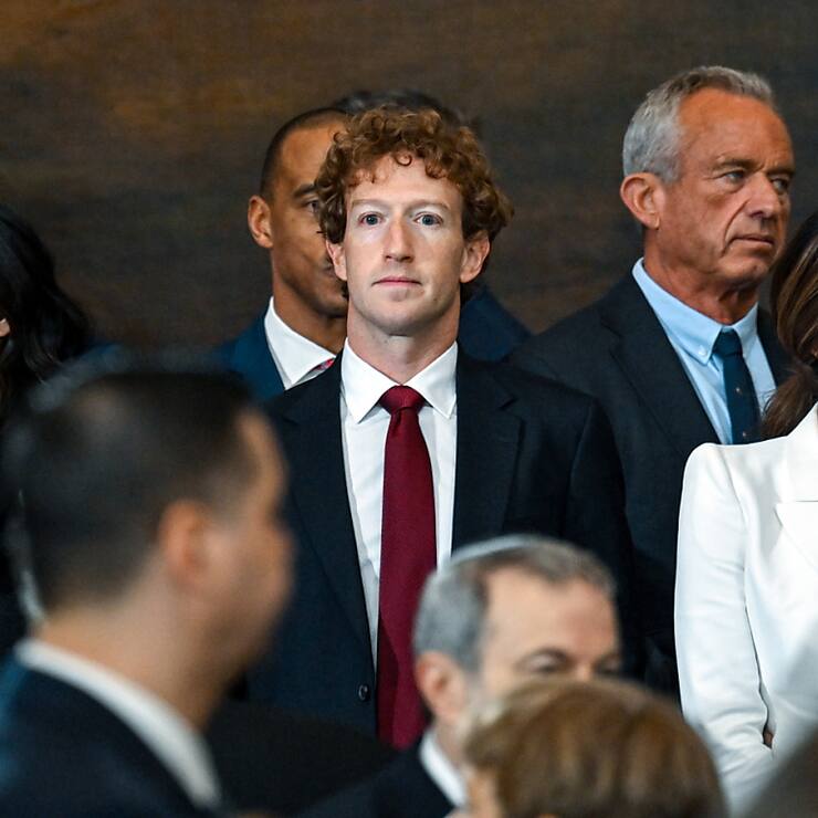 Le patron de Meta Mark Zuckerberg, ici (au centre) à l'investiture de Trump, aura tout fait pour persuader l'administration du nouveau président d'opter pour un règlement à l'amiable (archives).