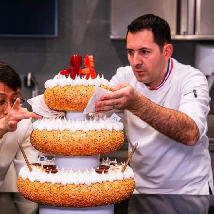 Bokeon Kwak, de l'EPFL, et Julien Boutonnet, du groupe EHL, lors de l'assemblage du RoboCake.