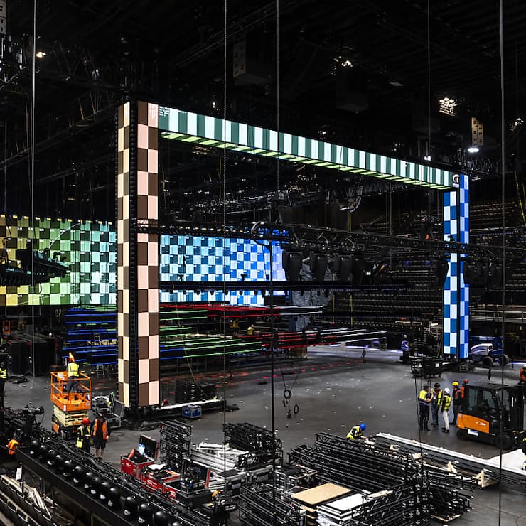 Un cadre géant a pris place au centre de la scène géante en construction pour le Concours Eurovision. Il se trouve aussi au milieu de l'arène.