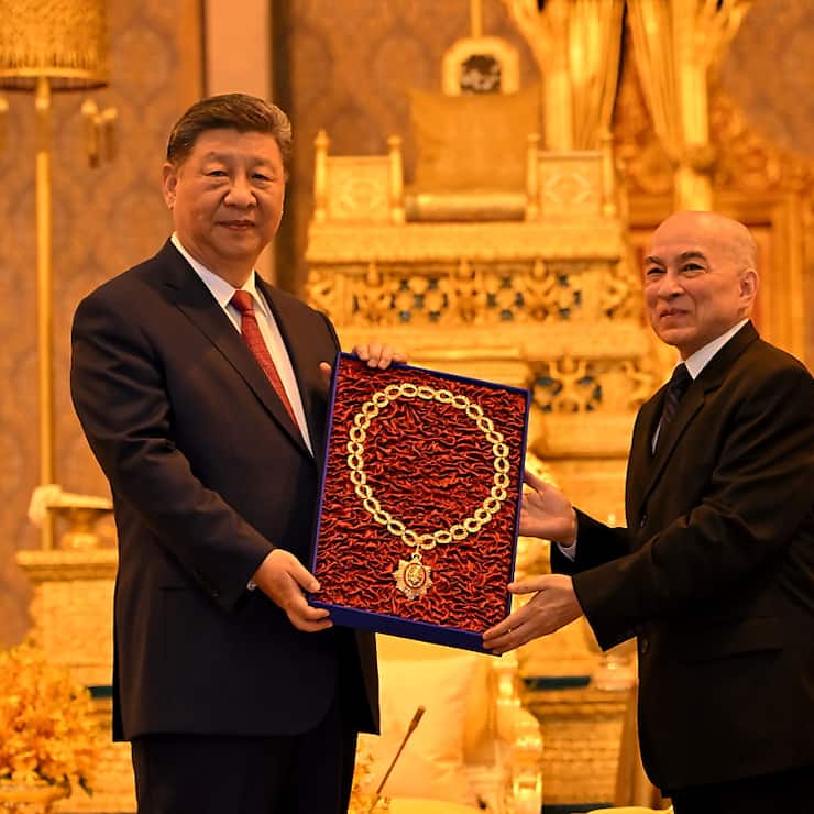 Le président chinois Xi Jinping (à gauche) s'est rendu au Cambodge après avoir visité le Vietnam et la Malaisie.