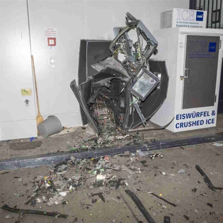 Un distributeur de billets a été dynamité vendredi matin à Landquart (GR). Les auteurs présumés ont été interpellés dans la journée dans le canton de St-Gall.