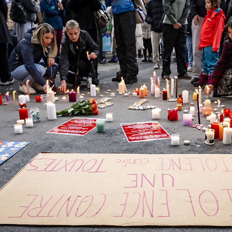 Le report de la mise en service du numéro 142 intervient alors que l'assassinat d'une femme par son mari à Epagny (FR) a marqué les esprits en Suisse.