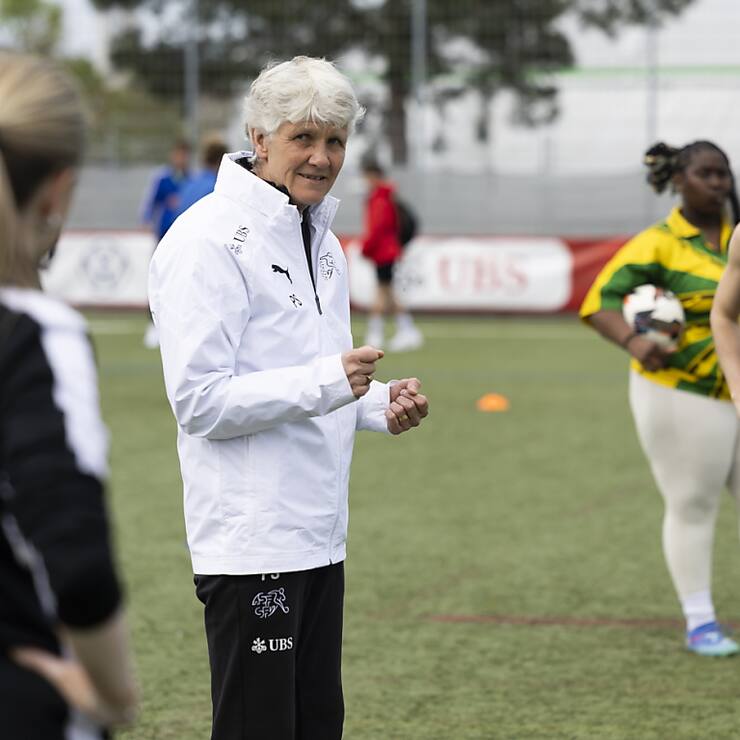 L'entraîneure de l'équipe de Suisse féminine Pia Sundhage (au centre) parle aux influenceuses présentes à Berne ce lundi.