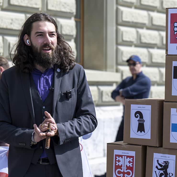 Nicolas Rimoldi, président du mouvement Mass-Voll, a annoncé mardi avoir obtenu 15'000 signatures contre l'e-ID.