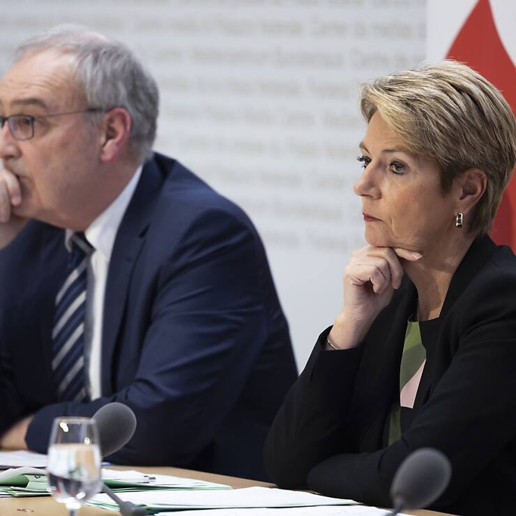 La présidente de la Confédération Karin Keller-Sutter et le ministre de l'économie Guy Parmelin sont à Washington  à l'occasion de l'assemblée du FMI et de la Banque mondiale. Ils doivent rencontrer des responsables américains (archives).