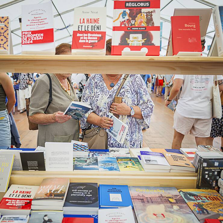 Malgré le succès de manifestations dédiées aux livres, comme "Le Livre sur les Quais" à Morges, les librairies indépendantes se battent pour leur survie.