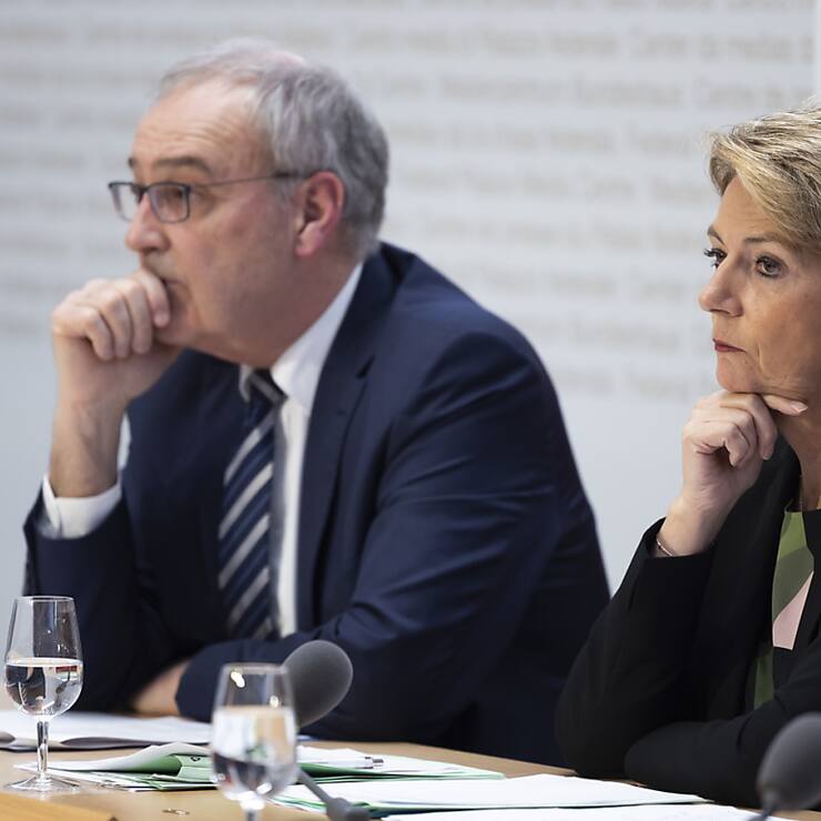 La présidente de la Confédération Karin Keller-Sutter et le ministre de l'économie Guy Parmelin s'efforcent à Washington d'améliorer les relations commerciales avec l'administration Trump (archives).