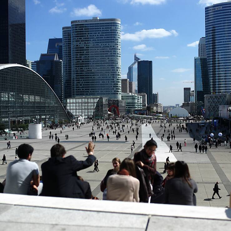 Le climat des affaires "se replie fortement", observe l'Insee, dans le commerce de détail, y compris le commerce et la réparation d'automobiles: l'indicateur, qui était à 100, sa moyenne de longue période, au mois de mars, perd cinq points d'un coup, à 95.