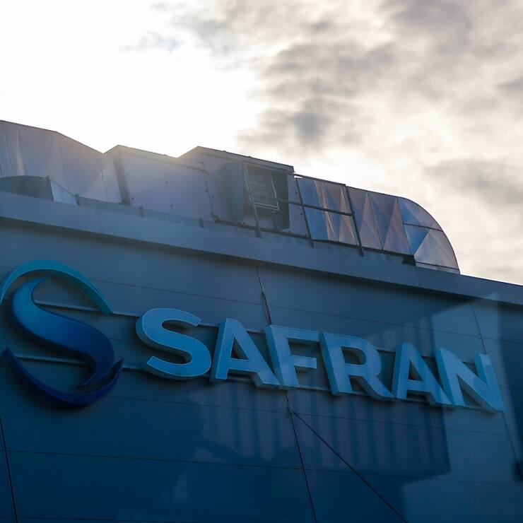Safran a par ailleurs confirmé ses perspectives pour 2025 précédemment annoncées, tout en soulignant le "risque" que faisaient peser les droits de douane décidés par Donald Trump sur celles-ci.