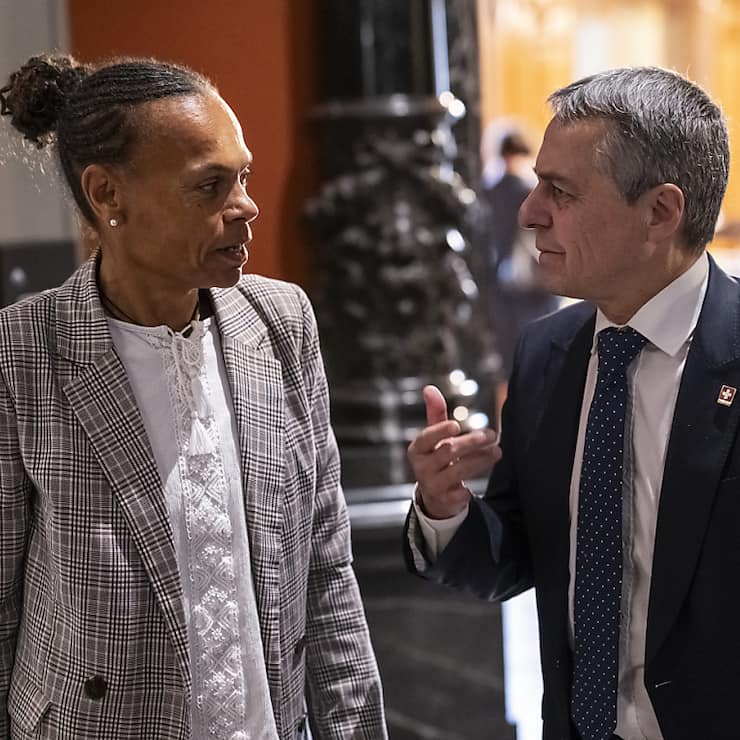 La directrice de la DDC Patricia Danzi et le conseiller fédéral Ignazio Cassis ont dû réduire les dépenses pour les ONG à la suite de la décision du Parlement sur le financement de l'aide à la ccopération (archives).