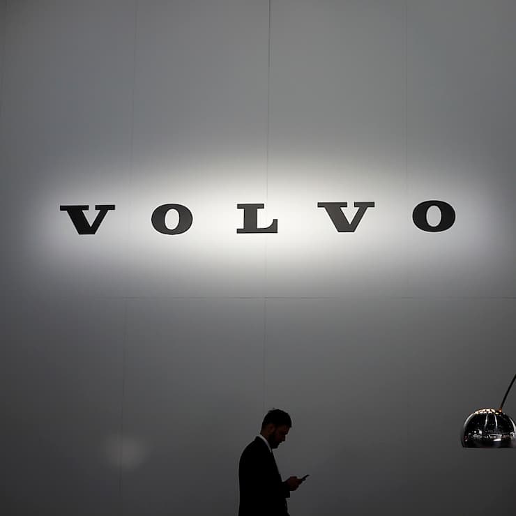 "Des suppressions d'emplois auront lieu dans les activités à travers le monde, mais la société communiquera plus de détails dès que possible", a ajouté le groupe.