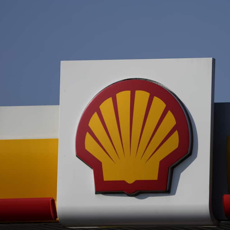 Shell avait initialement annoncé vouloir réduire ses coûts de 2 à 3 milliards d'ici fin 2025, un objectif allant de pair avec des centaines de suppressions de postes dans ses opérations pétrolières et gazières.