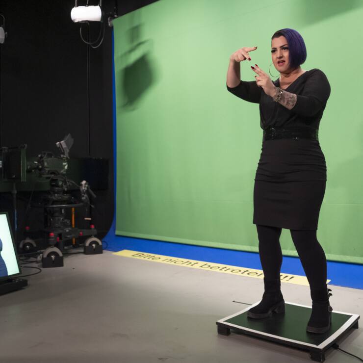 Barbara Rossier est l'une des dix interprètes sourds qui traduisent les chansons du Concours Eurovision en langue des signes. Les enregistrements se sont déroulés ces derniers jours dans les studios de la SRF.