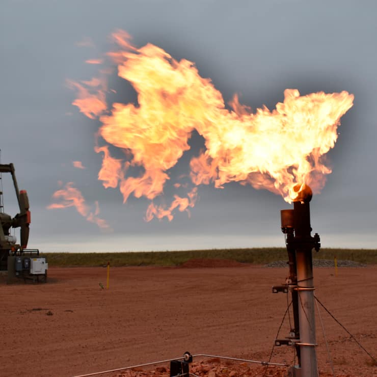 La perspective d'une accélération de la production d'hydrocarbures, alors que plane le risque d'une récession mondiale, plombe les cours du brut. (archive)
