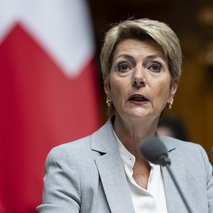 La présidente de la Confédération Karin Keller-Sutter a à nouveau défendu l'imposition individuelle mercredi au Conseil national.