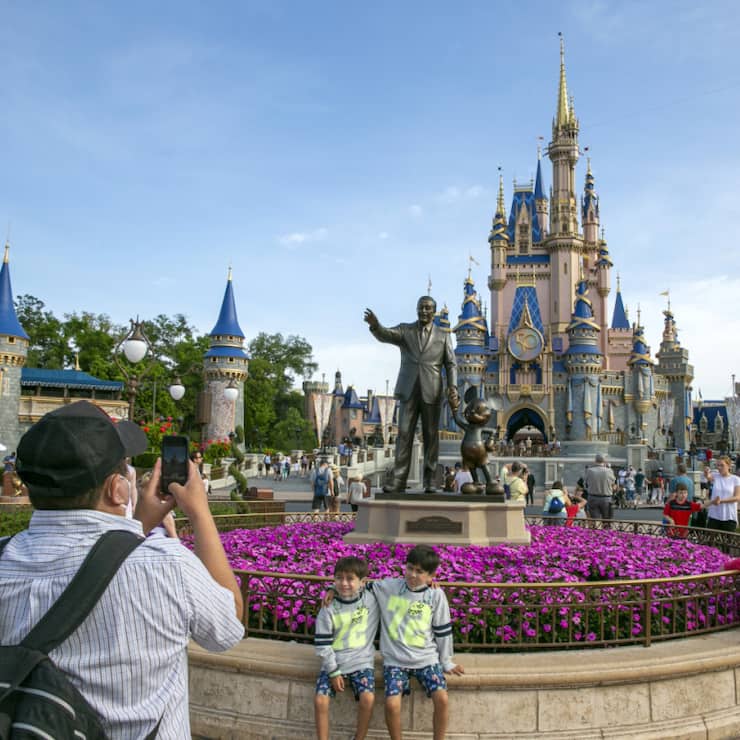 Disney a pu compter sur le dynamisme retrouvé de ses parcs d'attraction et croisières aux Etats-Unis, dont les recettes ont grimpé de 9% sur un an.