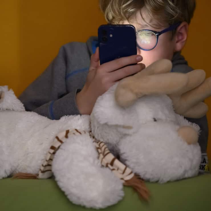 Une organisation nouvellement créée veut introduire en Suisse un âge minimum de 16 ans pour l'utilisation des réseaux sociaux (image symbolique).