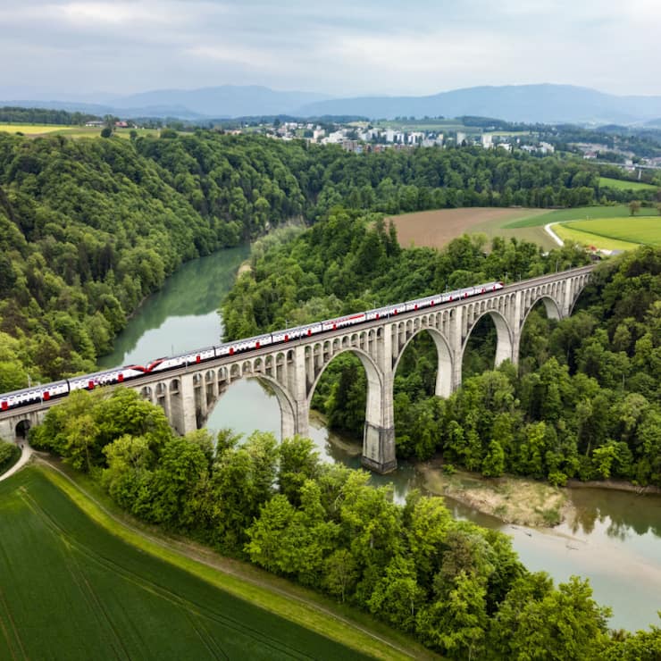 La fermeture totale de la ligne Fribourg-Berne, ici le viaduc de Grandfey, permet de concentrer les travaux sur huit semaines, sans quoi les restrictions auraient duré environ trois ans.