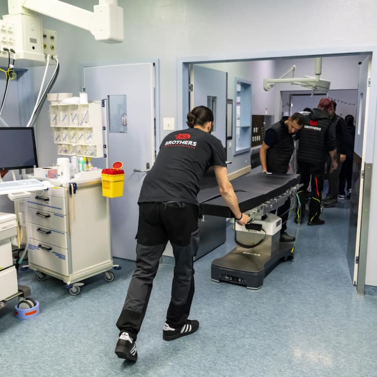 Des déménageurs transportent des éléments d'un bloc opératoire jusqu'au nouvel Hopital des enfants du CHUV.