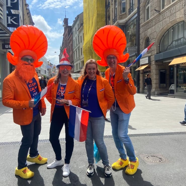Des fans venus des Pays-Bas pour assister à l'Eurovision à Bâle mardi.