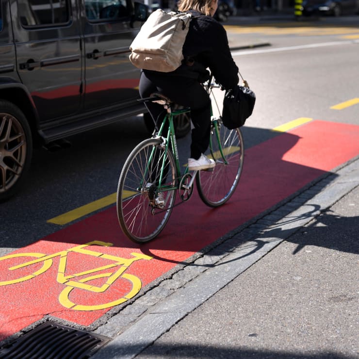 Des élus UDC et PLR souhaitent que les cyclistes paient une vignette pour financer notamment la mise en place des pistes cyclables (archives).