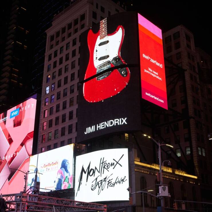 L'oeuvre conçue spécialement pour les écrans XXL de Times Square par le photographe italo-suisse Henry Leutwyler, installé à Manhattan depuis 1995, présente dix guitares mythiques ayant appartenu à des légendes.