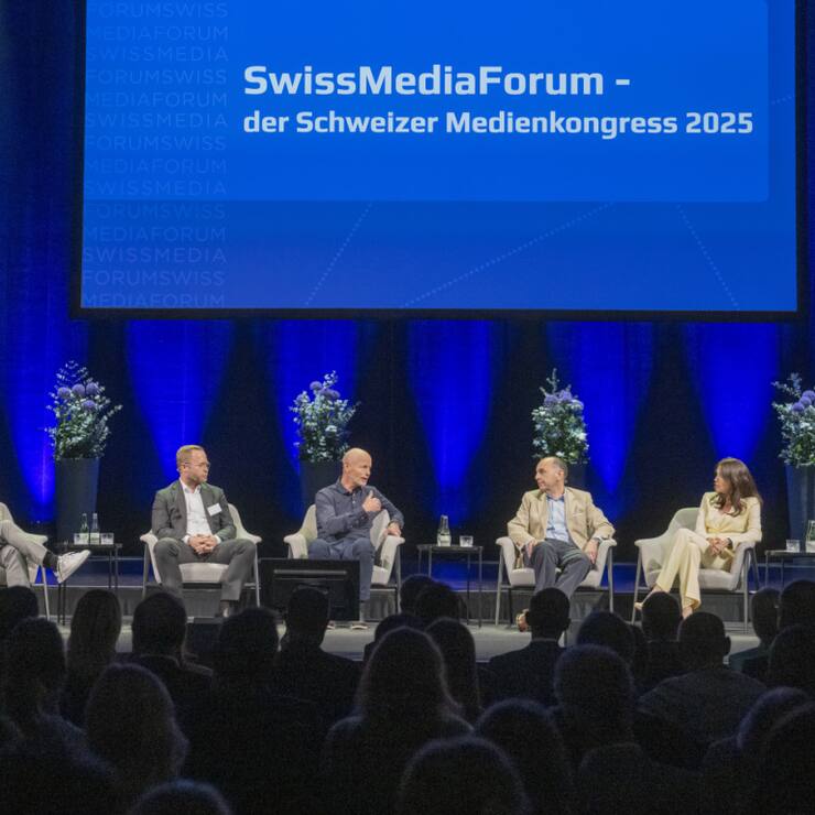 La traditionnelle "ronde des éléphants" du Swiss Media Forum: de gauche à droite: Felix Graf (NZZ), Michael Wanner (CH Media), Marc Walder (Ringier), Susanne Wille (SSR), et le modérateur Matthias Ackeret.