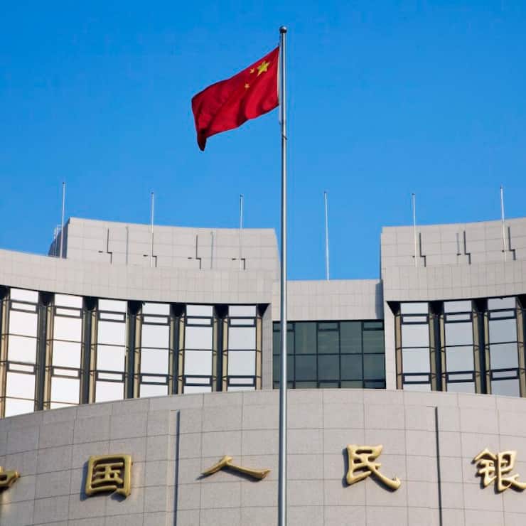 La banque centrale chinoise abaisse deux taux d'intérêt clés à des niveaux historiquement bas.